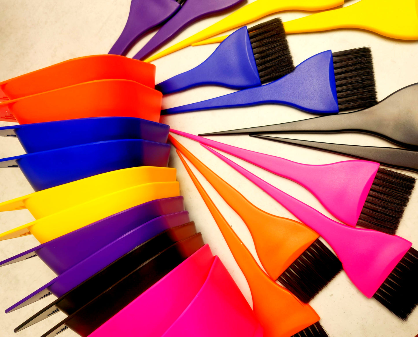 Magnetic hair colour tint bowl