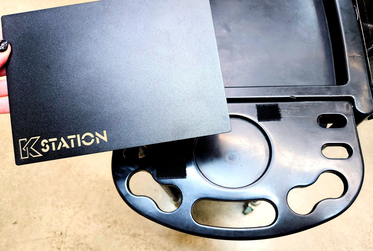 Magnetic hair colour tint bowl plate