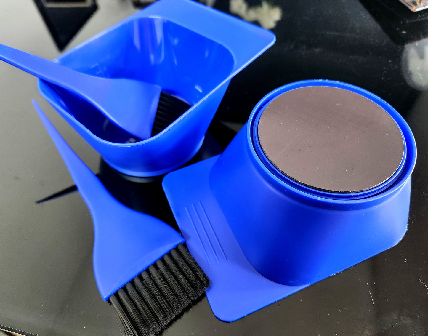 Magnetic tint bowl hair colour 